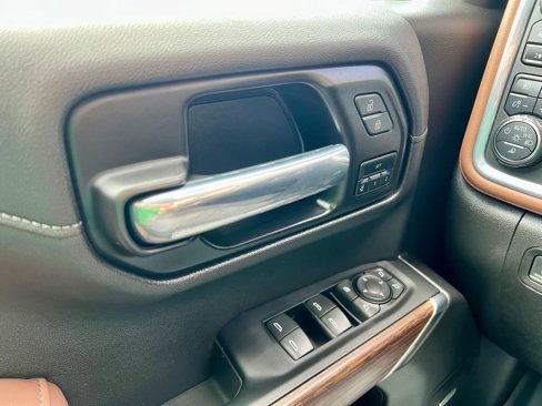 Used 2022 Chevrolet Silverado 1500 High Country w/ Technology Package image 25