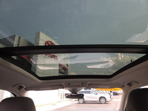 Used 2022 Volkswagen Tiguan SE w/ Panoramic Sunroof Package image 21