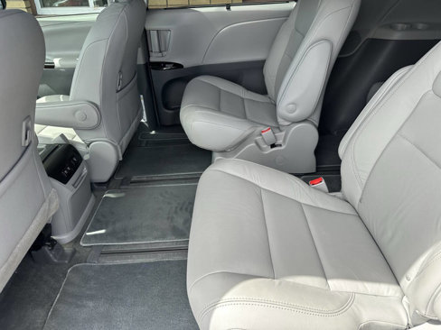 Used 2019 Toyota Sienna AWD image 2