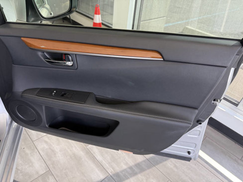 Used 2014 Lexus ES 300h image 50