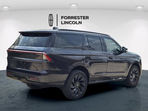 New 2025 Lincoln Navigator Reserve image 3