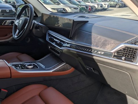 Used 2023 BMW X7 xDrive40i w/ Premium Package image 34