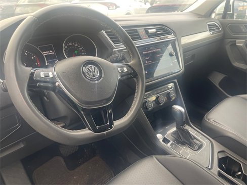 Used 2021 Volkswagen Tiguan SE w/ Panoramic Sunroof Package image 10