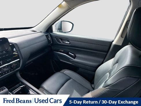 Used 2024 Nissan Pathfinder SL w/ Black Appearance Package image 24
