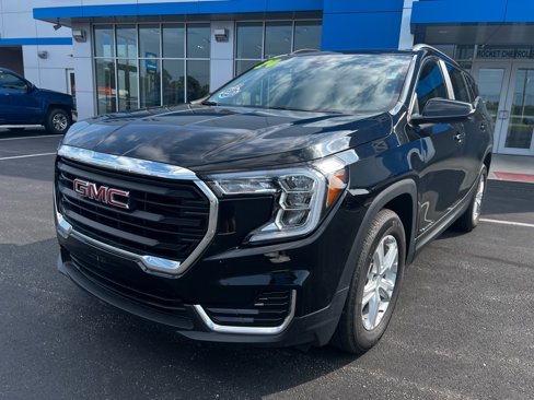 Used 2024 GMC Terrain SLE w/ Driver Convenience Package image 2