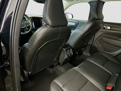 Used 2025 Volvo XC40 B5 Plus image 29