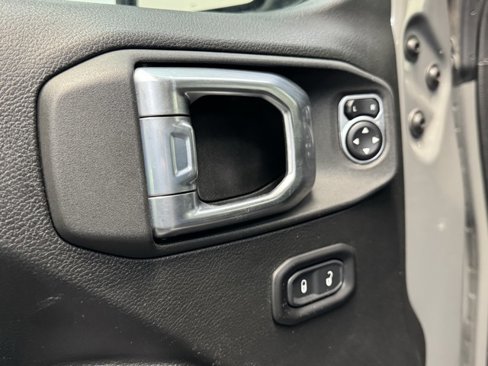 Used 2021 Jeep Gladiator Willys image 12