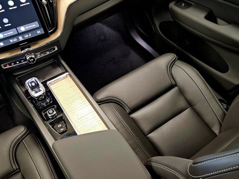 New 2026 Volvo XC60 B5 Ultra w/ Climate Package image 17