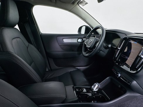 Used 2025 Volvo XC40 B5 Plus image 28