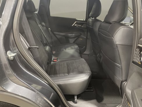 New 2025 Mitsubishi Outlander SE image 15