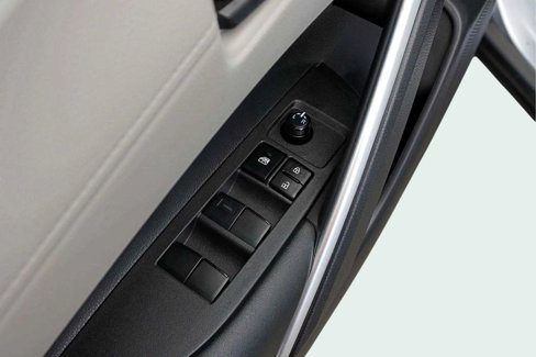 Used 2024 Toyota Corolla Cross L image 13