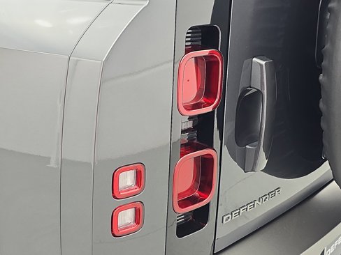 Certified 2024 Land Rover Defender 110 X-Dynamic SE image 32