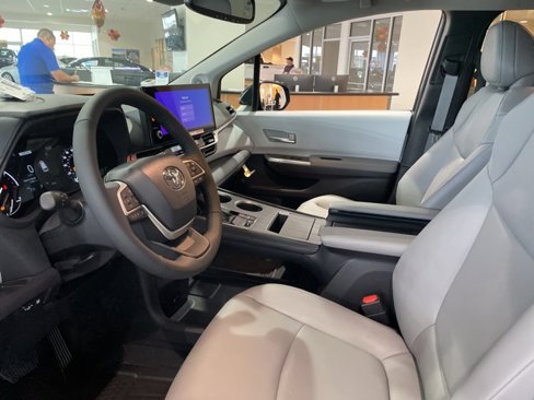 New 2025 Toyota Sienna XLE image 10