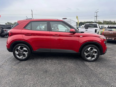 Used 2023 Hyundai Venue SEL image 4