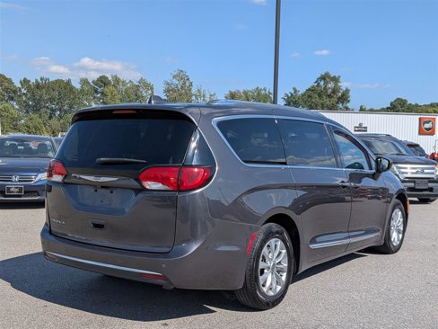 Used 2019 Chrysler Pacifica Touring-L image 5