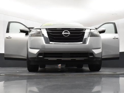 Used 2023 Nissan Pathfinder SV image 11