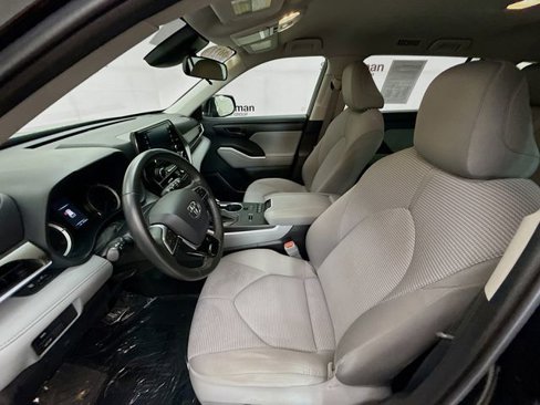Used 2021 Toyota Highlander LE image 19