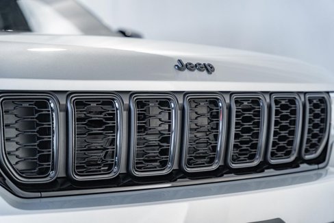 New 2025 Jeep Grand Cherokee Altitude image 11