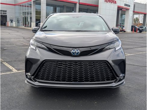 New 2025 Toyota Sienna XSE image 2