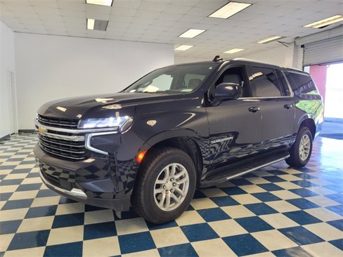 Used 2023 Chevrolet Suburban LT image 3