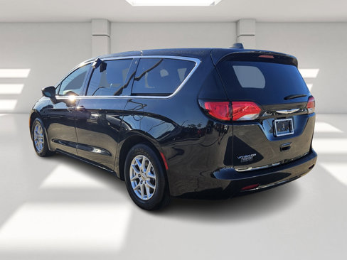 Used 2023 Chrysler Voyager LX image 3