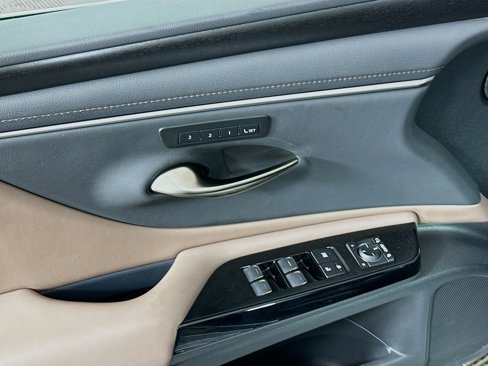 Used 2025 Lexus ES 300h w/ Premium Package image 15