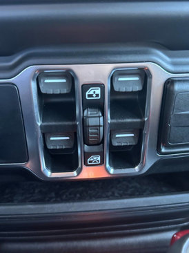 Used 2019 Jeep Wrangler Unlimited Sahara w/ Advanced Safety Group image 21