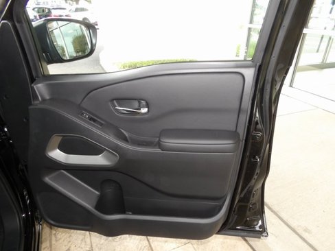 Certified 2025 Nissan Frontier SV image 18