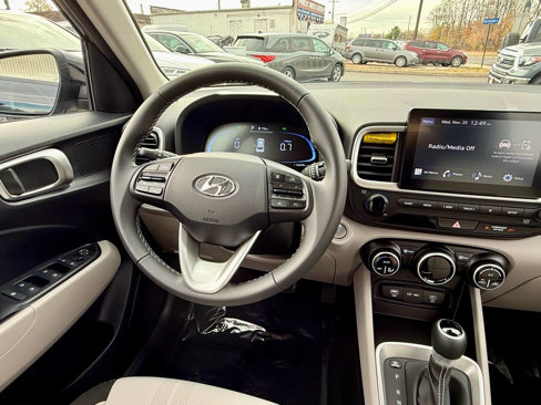 Used 2024 Hyundai Venue SEL image 19