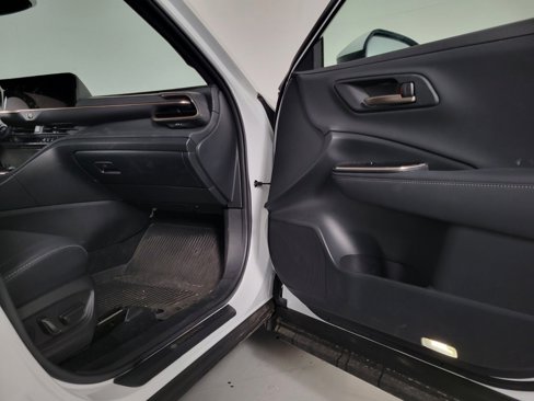 Used 2025 Toyota Crown Platinum image 22