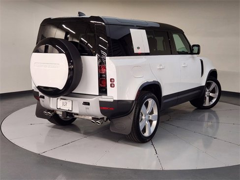 New 2024 Land Rover Defender 110 SE image 2