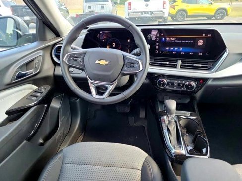 Used 2025 Chevrolet Trax LT w/ Driver Confidence Package image 13