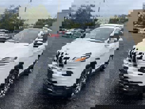 Used 2017 Jeep Cherokee Limited image 3