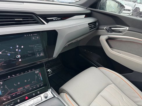 Used 2024 Audi Q8 e-tron Prestige image 23