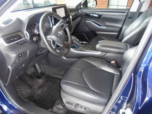 Used 2023 Toyota Highlander XLE image 7