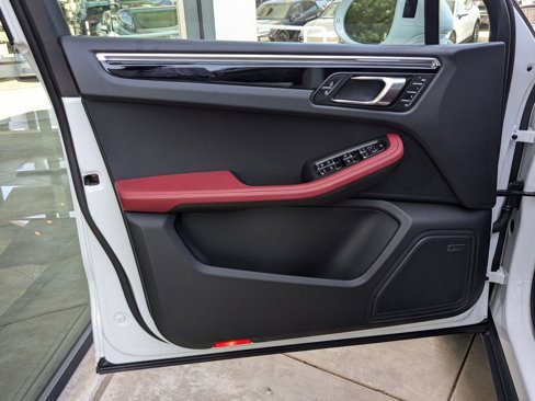 Certified 2025 Porsche Macan image 13
