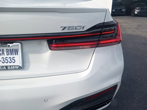 Used 2022 BMW 750i xDrive w/ Autobahn Package image 10