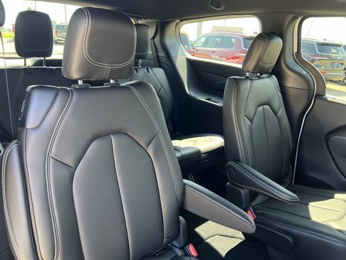 New 2026 Chrysler Pacifica Select image 15