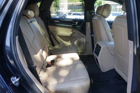Used 2021 Porsche Cayenne w/ Premium Package image 21