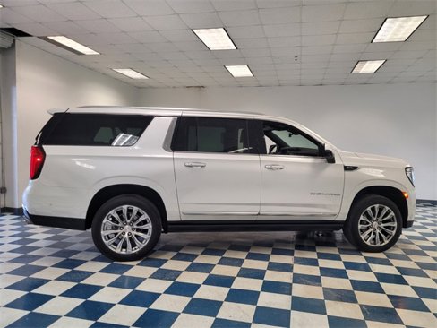 Used 2023 GMC Yukon XL Denali w/ Advanced Technology Package image 11