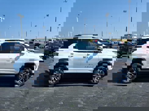 New 2026 Chevrolet Equinox LT w/ LPO, Floor Liner Package image 2