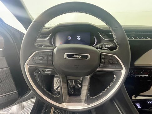Used 2024 Jeep Grand Cherokee Limited w/ Black Appearance Package image 14
