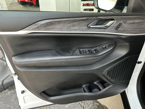 Used 2023 Jeep Grand Cherokee L Limited image 12