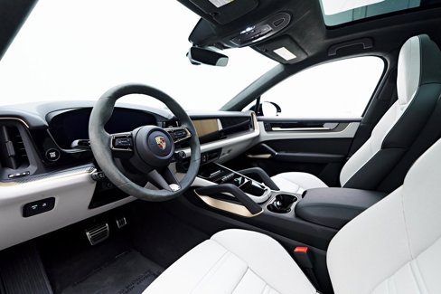 Used 2025 Porsche Cayenne GTS image 2