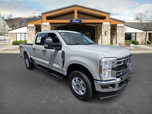 New 2025 Ford F250 XLT w/ FX4 Off-Road Package image 3