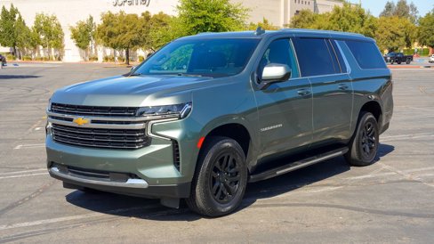 Used 2023 Chevrolet Suburban LT image 3