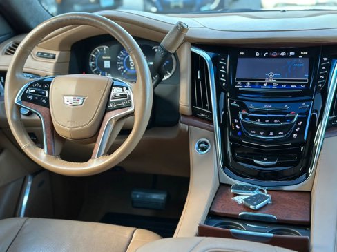 Used 2017 Cadillac Escalade ESV Platinum image 29