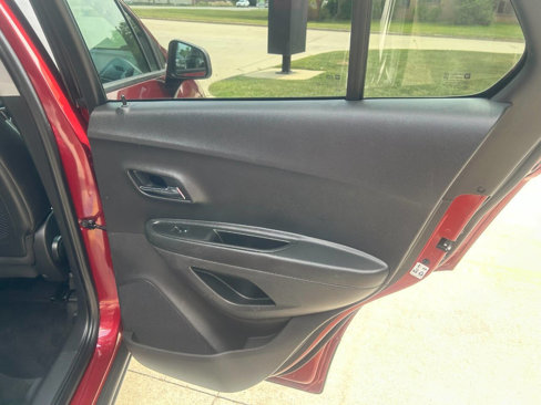 Used 2021 Chevrolet Trax LT w/ LT Convenience Package image 31