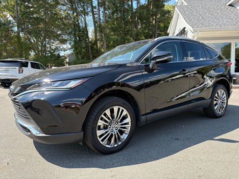 Used 2023 Toyota Venza XLE image 1