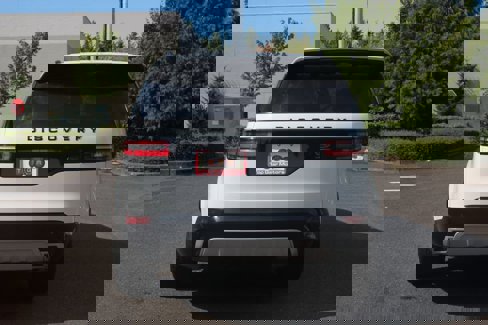 Used 2020 Land Rover Discovery Landmark image 6